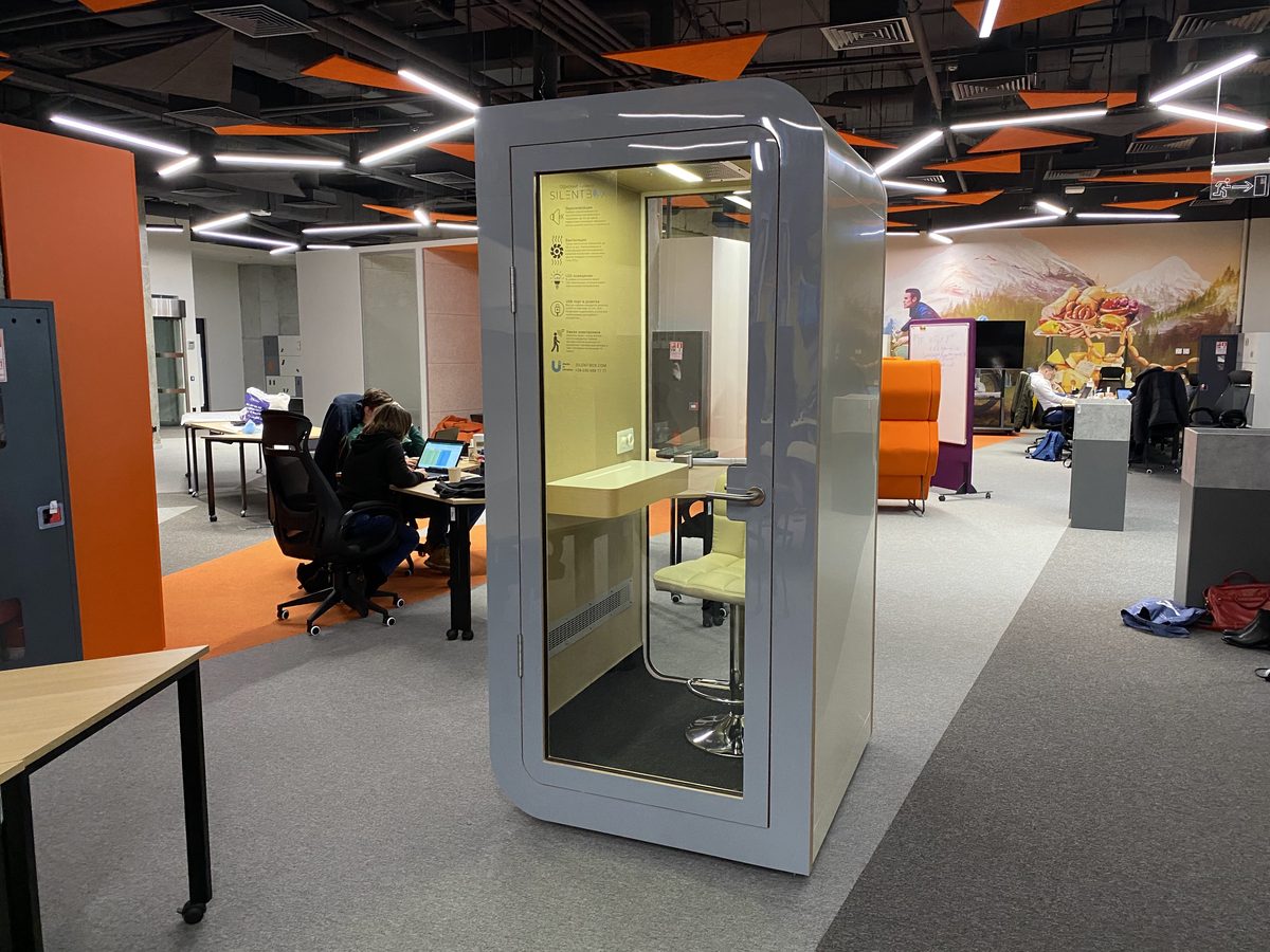 Акустична кабіна SilentBox Solo в сучасному офісі