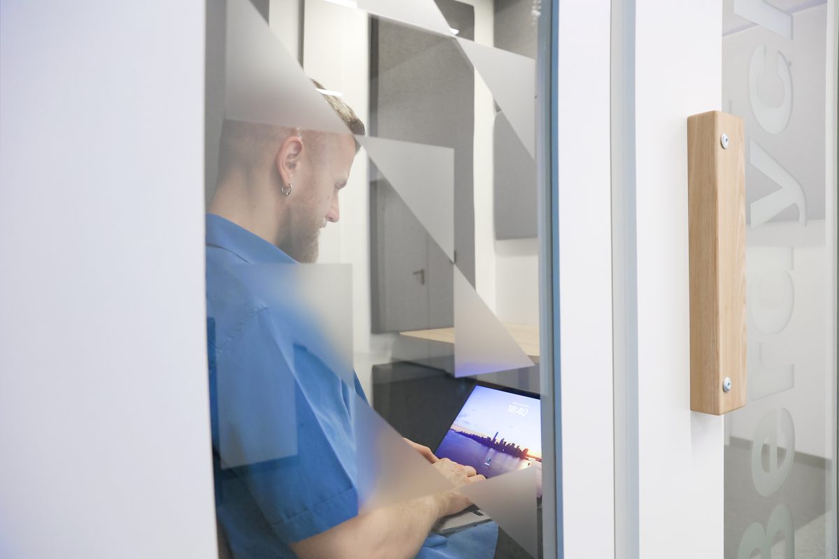 Робота в акустичній кабіні SilentBox