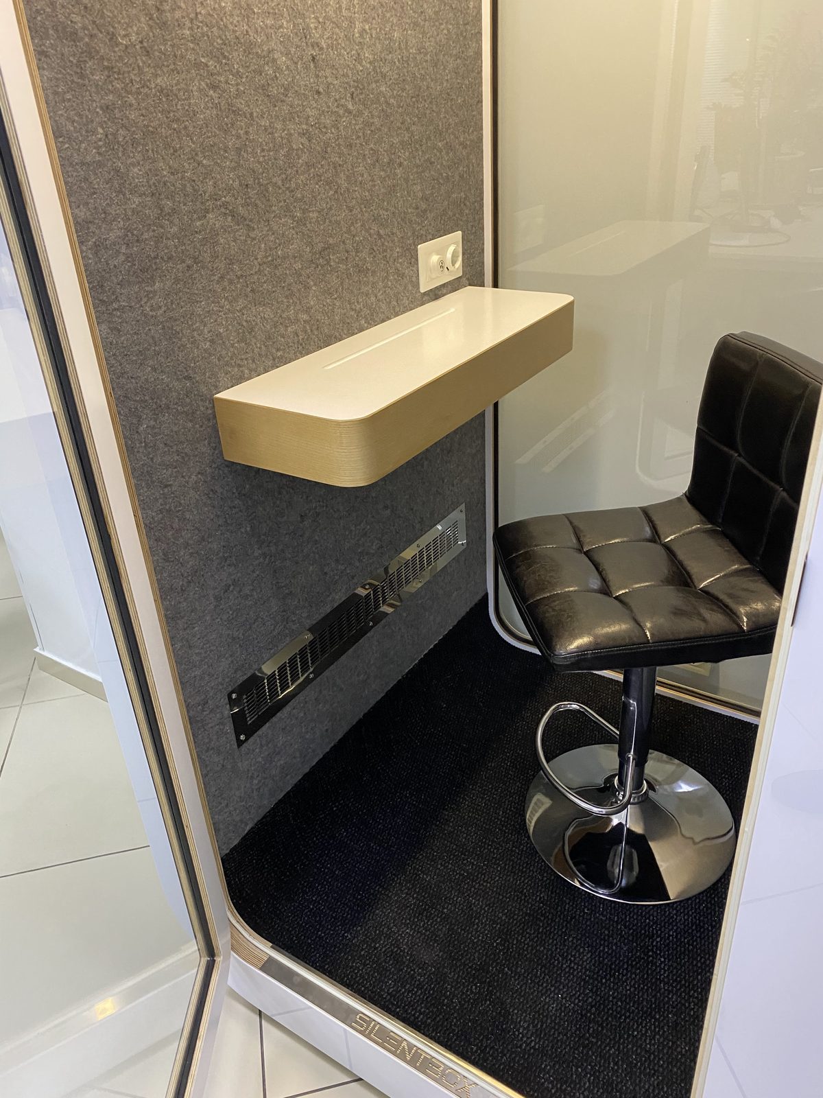 Інтер'єр акустичної кабіни SilentBox зсередини