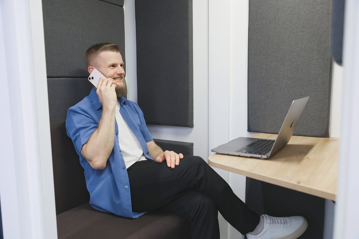 Приватний дзвінок в акустичній кабіні